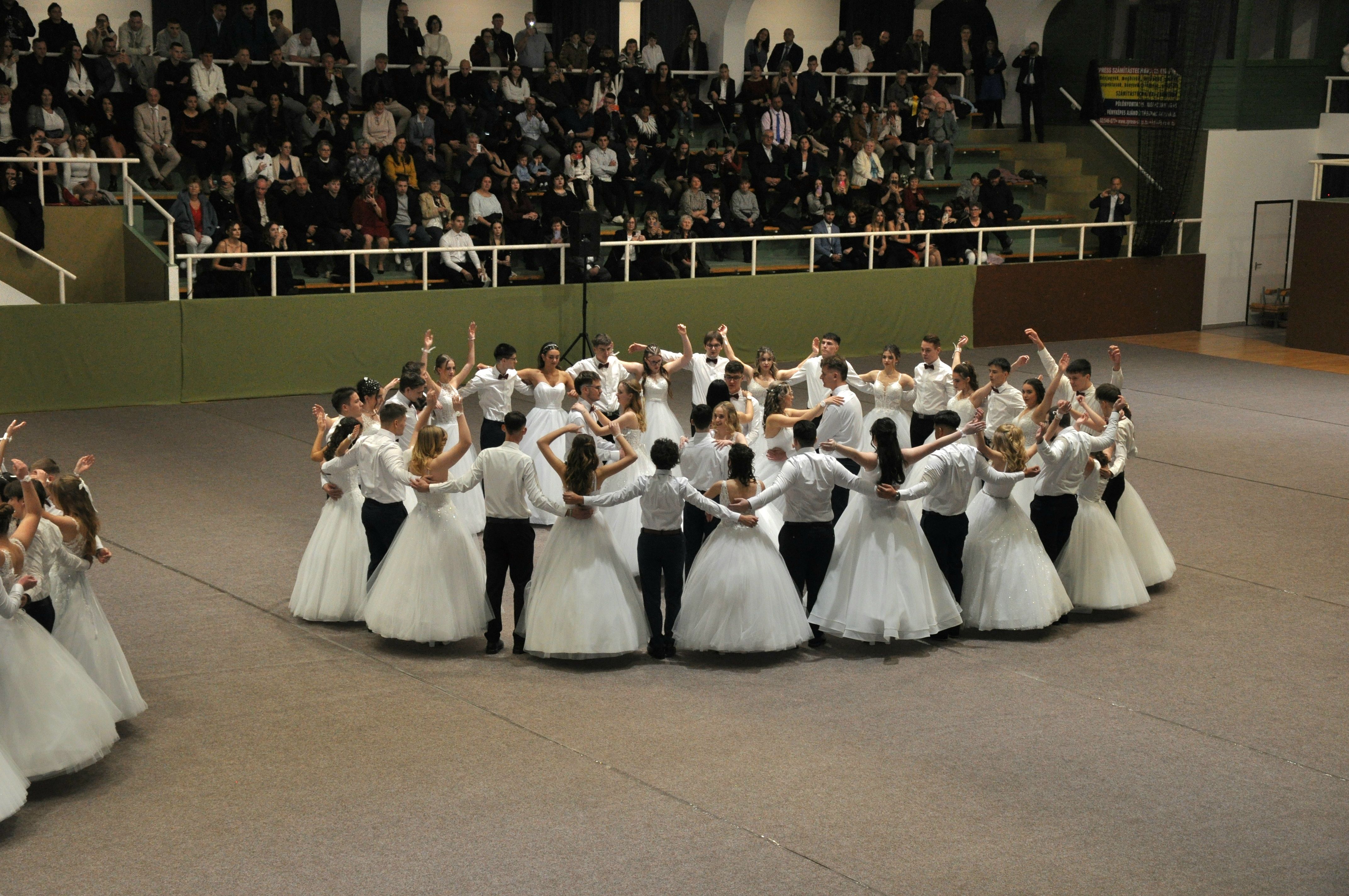 Szalagot tűztek az Adyban