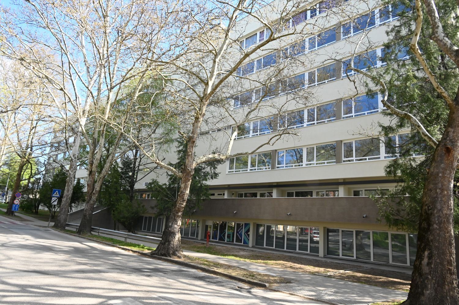 Intézmény épület