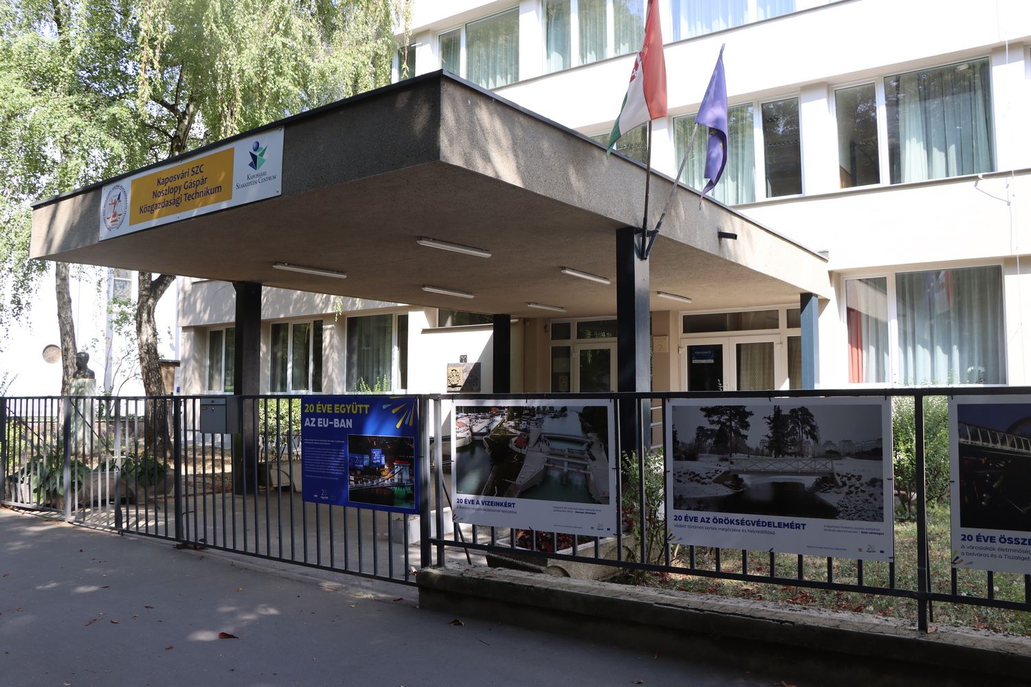 Uniós fejlesztéseket bemutató fényképkiállítás látható a Noszlopy kerítésén