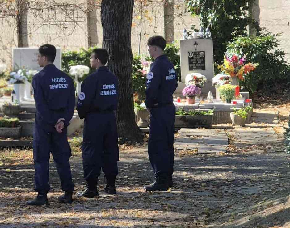 Az Eötvös rendészeti technikus tanulói vigyázták a temetők rendjét Kaposváron
