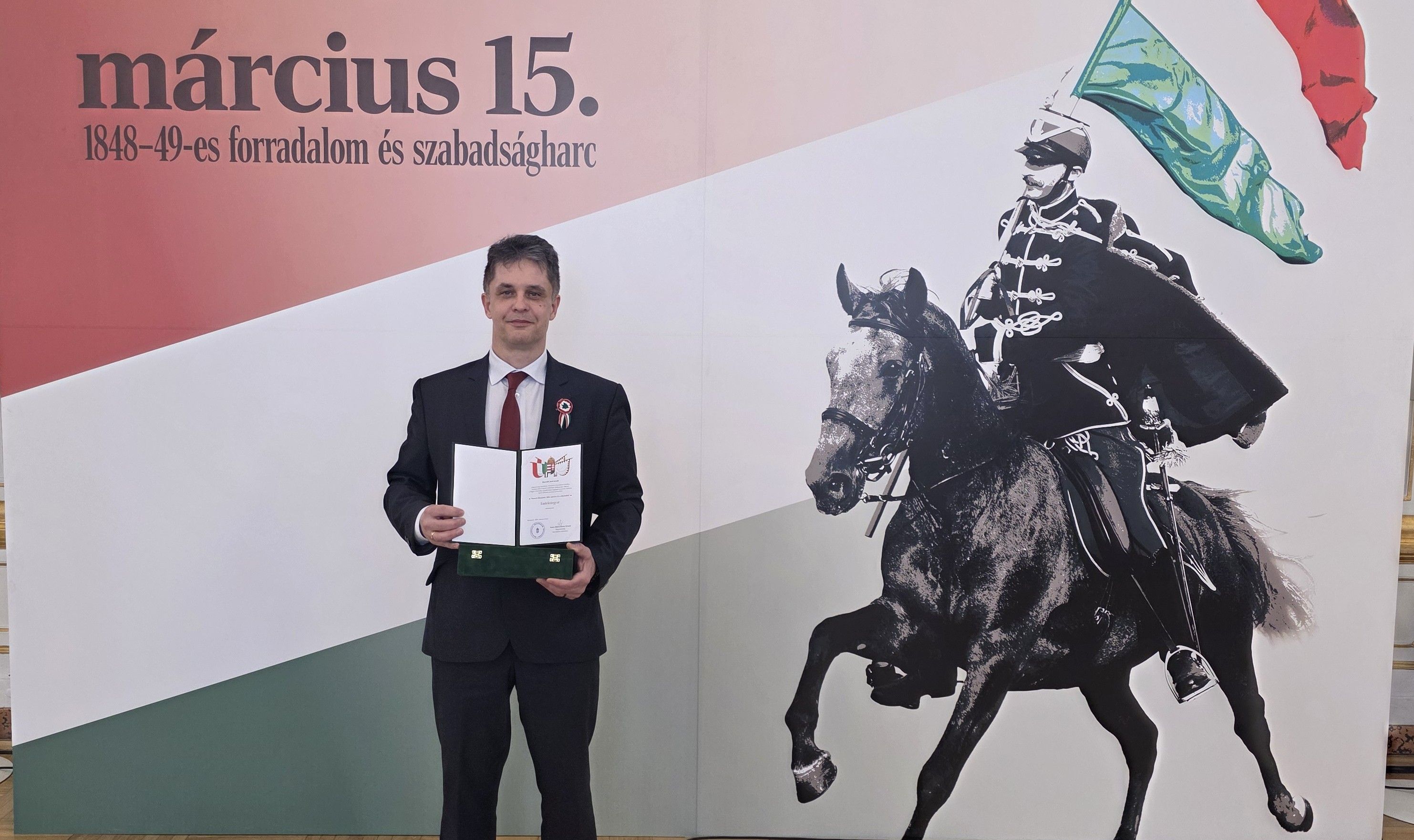 Rangos elismerést vehetett át az Eötvös igazgatóhelyettese