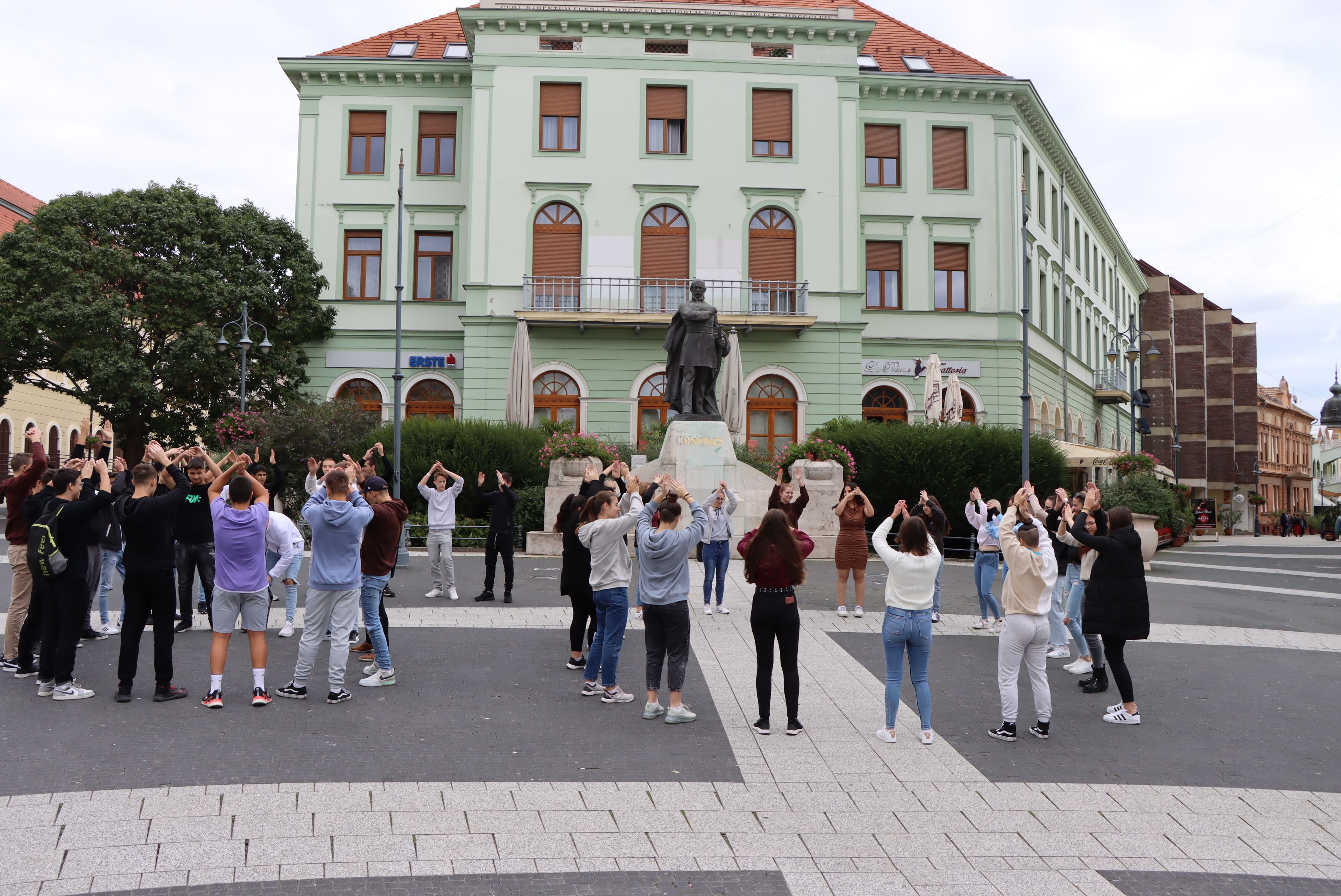 Flash mob előadásával ünnepelt az Eötvös Kaposváron, a Kossuth téren