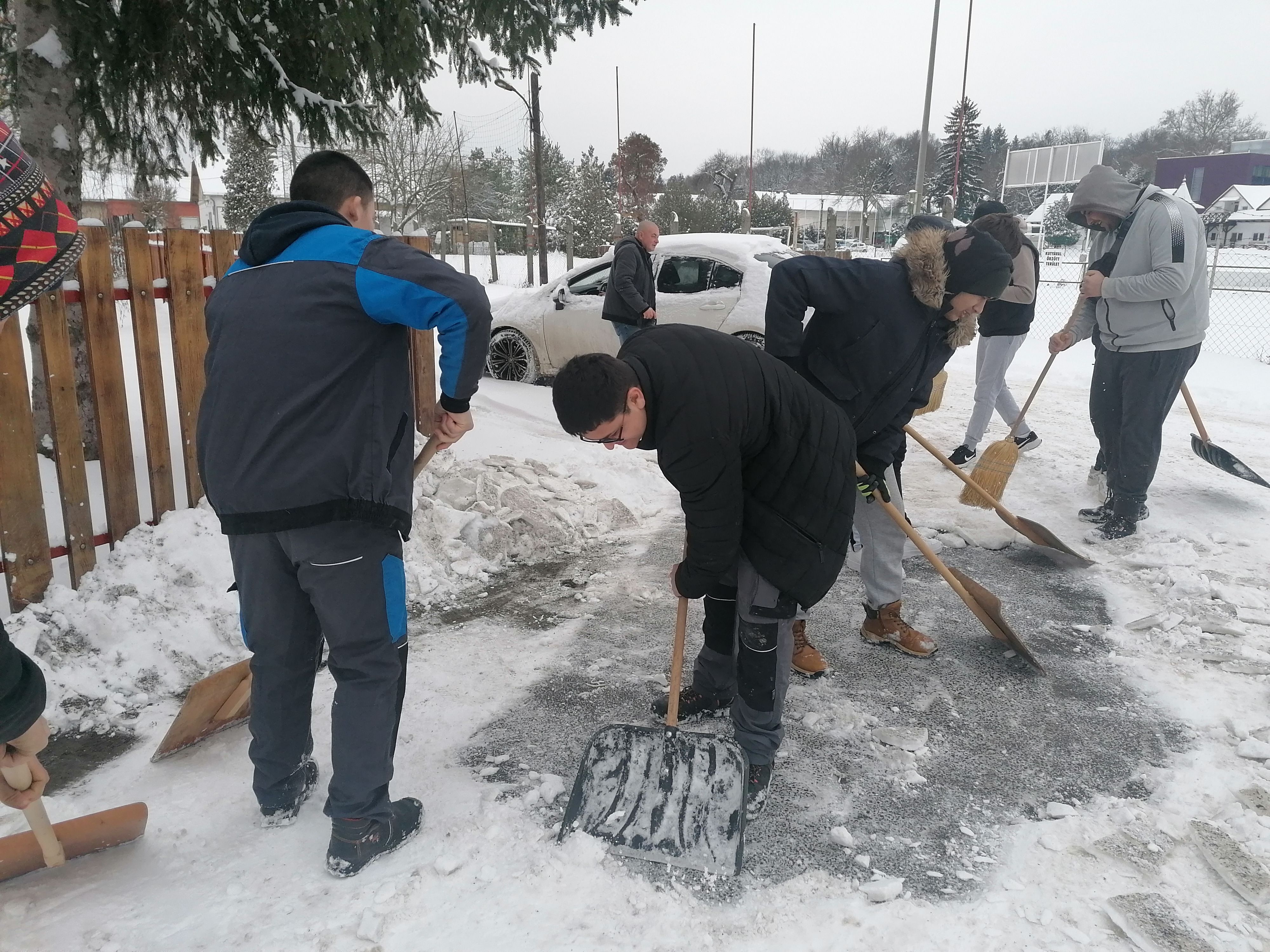 Havat lapátoltak és tűzifát hasogattak a KSZC diákjai