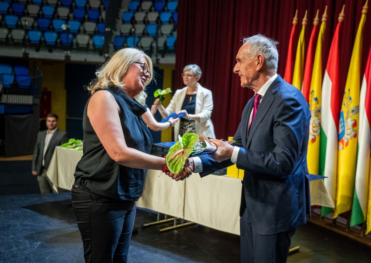 Köszönet és elismerés a pedagógusoknak – három város ünnepelte az oktatás kiemelkedő szereplőit