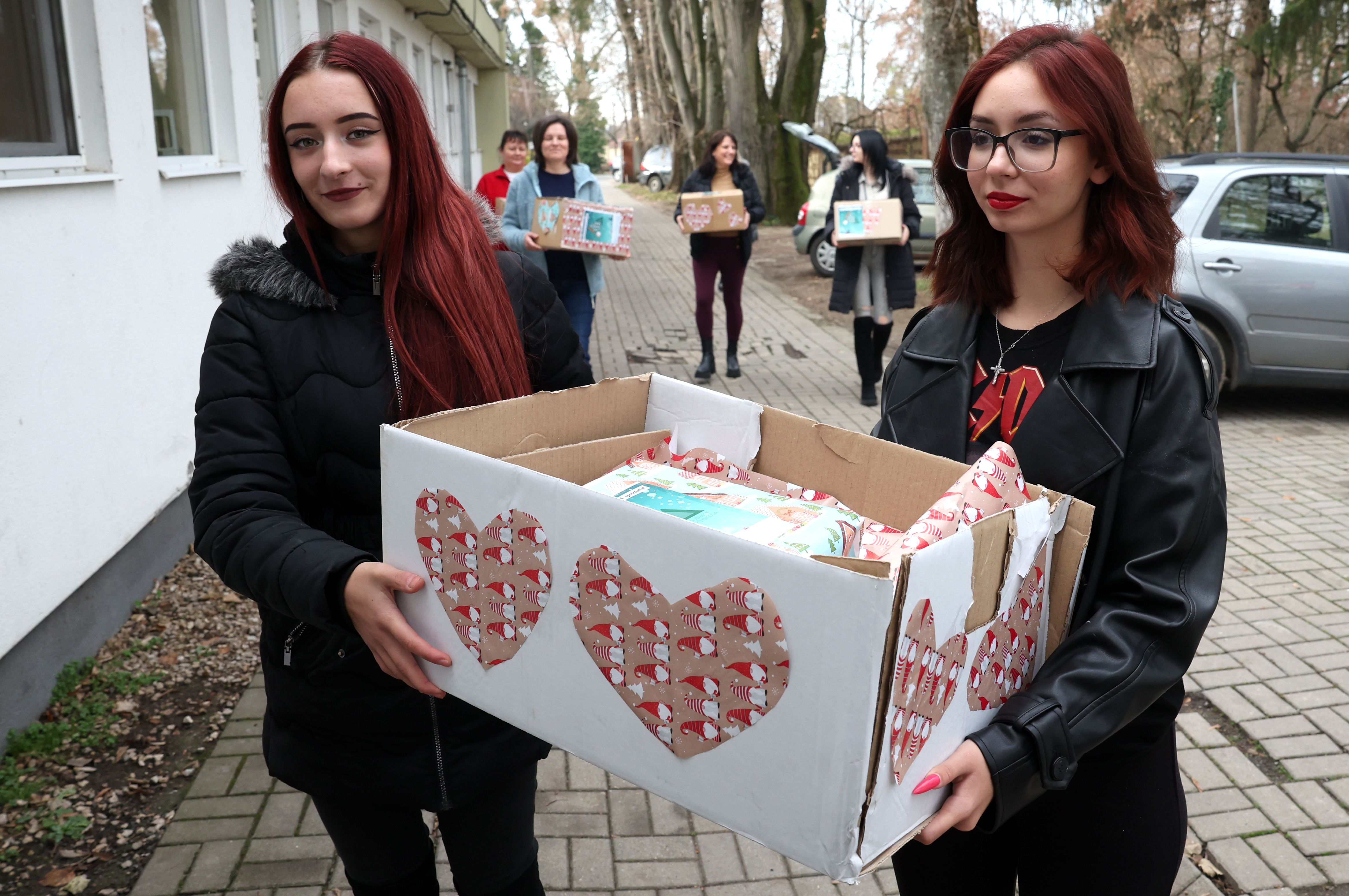 A Lampingból érkezett adomány az anyaotthonba 