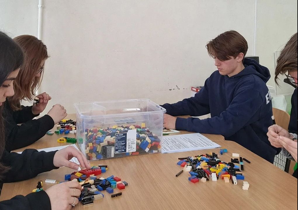 „Repülő kamion” és a „közös álomszalon” – amikor a diákok LEGO-val mesélnek önmagukról