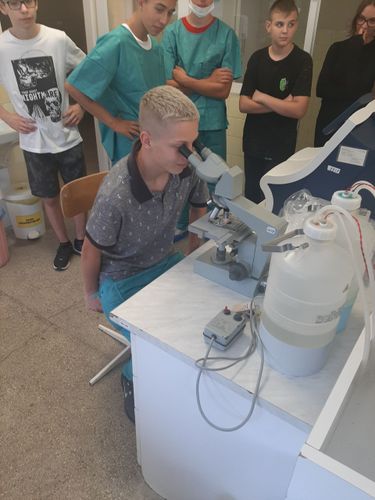 Nem elég a szakma, ott kell lenni emberként is